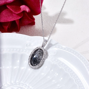 Makro-Detail des S925 Sterling Silber Anhängers mit schwarzem Rutilquarz Edelstein