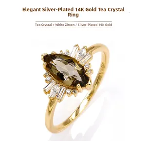 Detalle macro de anillo en plata S925 chapado en oro 14K con cuarzo ahumado y circón