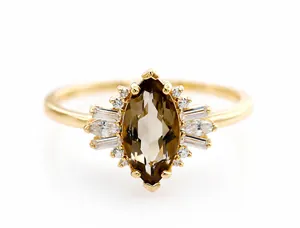 Detalle de anillo de mariposa con cuarzo ahumado en plata de ley y circonitas