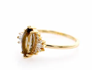 Detalle macro de un anillo de cuarzo ahumado talla marquesa con circonitas brillantes