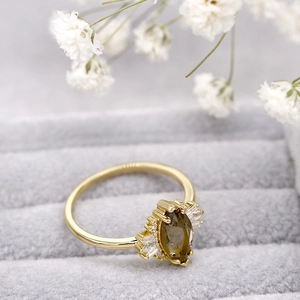 Macro de un anillo de cuarzo ahumado talla marquesa en expositor de terciopelo gris