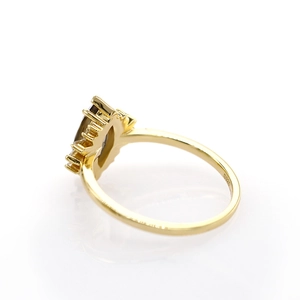 Detalle del anillo de plata 925 bañada en oro con cuarzo ahumado y piedras de circón