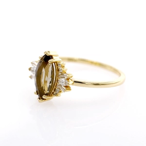 Elegante anillo de oro con cuarzo ahumado marquesa y detalles de circonita mariposa