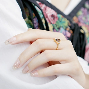 Anillo de plata de ley con cuarzo ahumado y circonitas de mariposa en mano de modelo
