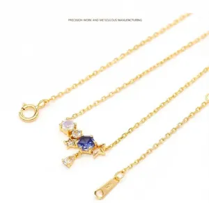 Dettaglio macro della collana in argento S925 placcato oro con stella e zircone blu