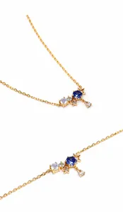 Dettaglio della collana in argento S925 placcato oro con gemma blu e pendente a stella