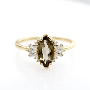 Anillo vintage dorado con cuarzo ahumado talla marquesa y detalles de circonia mariposa