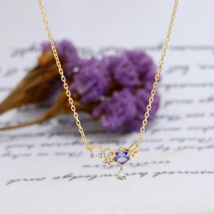 Dettaglio macro della collana in argento S925 dorato con pietra di luna e zircone tanzanite
