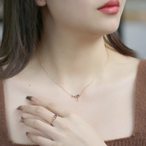 Dettaglio della collana e anello in argento S925 placcato oro con tanzanite blu e stella