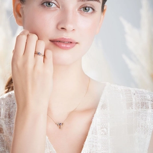 Set collana e anello in argento S925 placcato oro con zirconi tanzanite blu su modella
