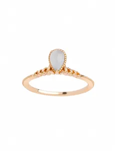 Macro-detail van de vergulde zilveren ring met een druppelvormige aquamarijn edelsteen