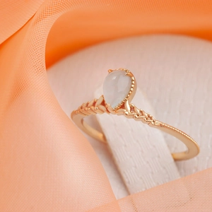 Vergulde 925 zilveren ring met aquamarijn en elegante gravures van bladmotieven