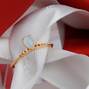 Elegante vergulde 925 zilveren ring met druppelvormige aquamarijn op wit zijden lint