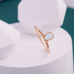 925 zilveren ring met peervormige aquamarijn en tarwe-oor reliëf in roségoud