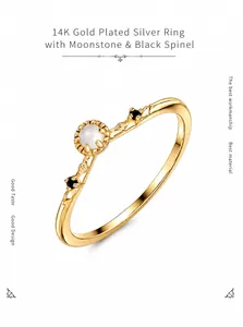 Detail van 925 zilveren 14K vergulde ring met witte maansteen en zwarte spinelstenen