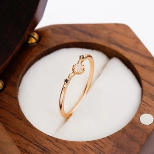 Detailopname van roségouden maansteen ring met zwarte stenen in houten ringdoosje