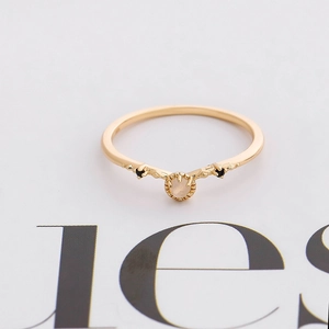 Detail van een 925 zilveren vergulde ring met maansteen en zwarte diamanten accenten