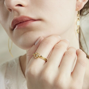 Detail van 925 zilveren vergulde ring met zonnestraal ontwerp op de hand van model