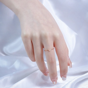 Elegante 925 zilveren vergulde maansteen ring voor dames op witte zijden achtergrond