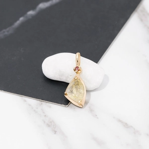 Ciondolo minimalista in argento 925 dorato con quarzo rutilato naturale su marmo