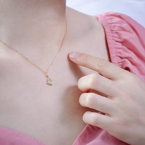 Primo piano di una collana con ciondolo in quarzo rutilato indossata da una modella