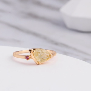 Eleganter 925er Silberring mit Rutilquarz und seitlichem rosa Edelstein-Akzent