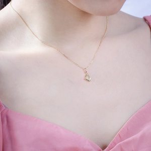 Elegante collana in argento 925 dorato con ciondolo irregolare in quarzo rutilato naturale