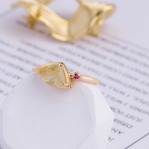 Makro-Detail des 925er Silberrings mit goldenem Rutilquarz und kleinem rosa Edelstein