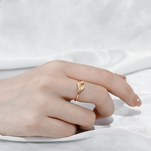 Eleganter 925er Silberring mit Rutilquarz und rotem Stein auf weißem Seidenhintergrund