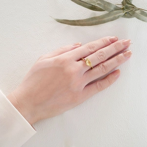Detailaufnahme eines 925er Silberrings mit gelbem Quarz an der Hand eines Models