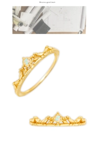 Makro-Detail des Gold-Kronenrings mit weißem Opalstein und hohlgearbeitetem Band