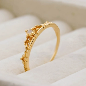 Detaillierte Nahaufnahme eines goldenen S925 Silberrings mit Opal im Kronen-Design