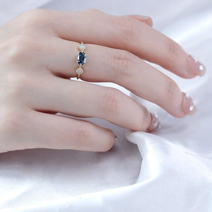 Bague Topaze Bleue de Londres de style japonais avec opales rondes sur anneau en or