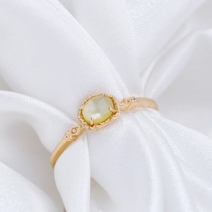 Elegante anillo de plata S925 con cristal amarillo y nácar en seda blanca