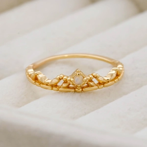 Nahaufnahme von vergoldetem S925 Silber Kronenring mit Opal und hohl gestaltetem Design