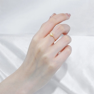 Detalle de anillo de plata S925 bañada en oro con cuarzo amarillo en seda blanca