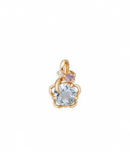Dettaglio del ciondolo in argento placcato oro 14K con topazio blu e pietre tanzanite