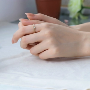 Eleganter S925 Silber Kronenring mit natürlichem Opal an der Hand eines Models