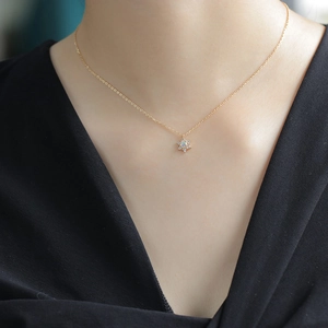 S925 Silber vergoldete Stern-Halskette mit natürlichem Opal, am Model getragen