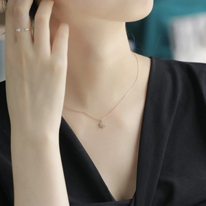 Goldene Stern-Halskette mit Opalstein und Diamanten an einem Model präsentiert