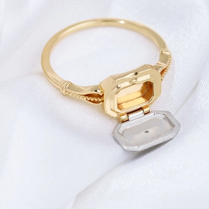 Detailansicht eines Vintage-Medaillonrings mit aufklappbarem Deckel und goldenen Perlen