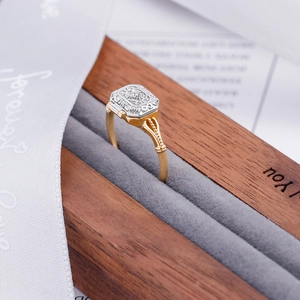 Detailansicht eines zweifarbigen Vintage-Rings in einer hochwertigen Holzschatulle