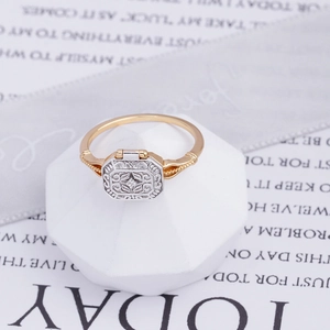 Detailansicht eines zweifarbigen Vintage-Rings mit filigranen floralen Mustern und Stein