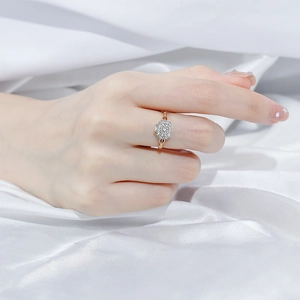 Makroaufnahme eines rechteckigen Vintage-Rings mit komplizierten silber-goldenen Blumenmustern