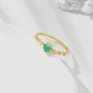 Bague élégante en argent doré S925 avec émeraude pain de sucre et petits diamants
