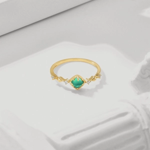 Détail du poinçon S925 sur la bague en argent doré avec émeraude et petits diamants