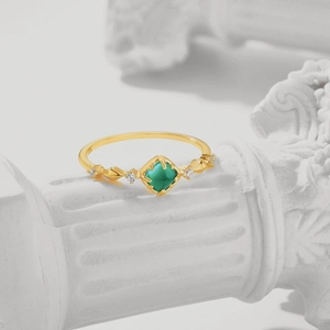 Bague élégante en argent doré S925 avec émeraude carrée et diamants sur colonne blanche