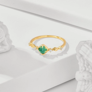 Macro d'une bague en argent S925 doré avec émeraude verte de taille pain de sucre