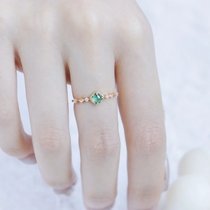 Bague en argent S925 doré avec émeraude pain de sucre et détails latéraux en zircon