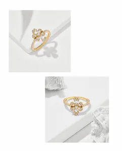 Dettaglio dell'anello a fiore in argento S925 dorato con pietre di zircone bianco